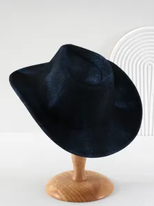 Gedetailleerde weergave van een donkerblauwe fluwelen fedora op een houten standaard