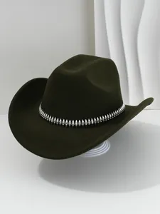 Detalle de sombrero de vaquero verde oscuro con banda de remaches de plata y fieltro.
