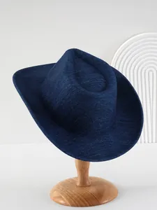 Detailweergave van de textuur van de marineblauwe wollen vilten hoed met brede rand.