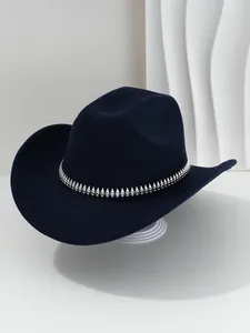 Vista detallada de un sombrero fedora azul marino con banda de remaches plata