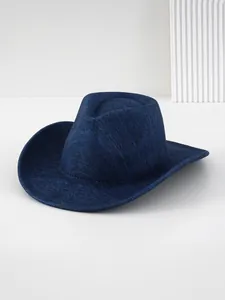 Detailweergave van een donkerblauwe wollen fedora met elegante minimalistische textuur.