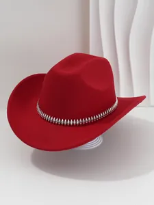 Detalle del elegante sombrero de vaquero de lana roja con banda de tachuelas