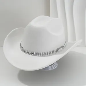 Elegante sombrero de vaquero blanco de ala ancha con banda de remaches plateada