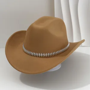 Elegante sombrero fedora de fieltro marrón con banda decorativa de remaches de plata