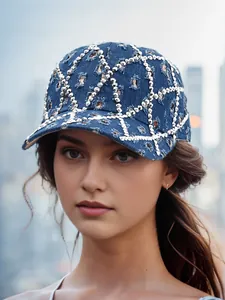 Vista detallada de gorra de béisbol de mezclilla desgastada con cuadrícula de strass