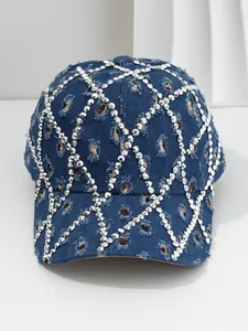 Vista detallada de gorra de béisbol de mezclilla desgastada con patrón de diamantes.