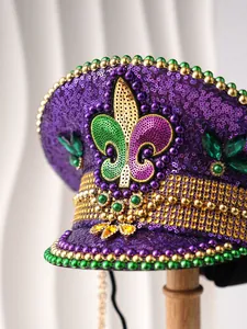 Detaillierte Nahaufnahme eines Mardi Gras Paillettenhuts mit Fleur-de-Lis Emblem