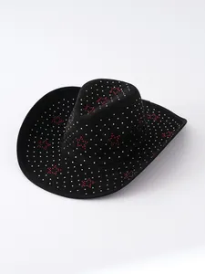 Primo piano del cappello da cowboy in camoscio nero con strass a stella luccicanti