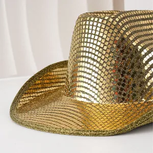 Nahaufnahme eines goldenen Disco-Cowboyhuts mit reflektierenden Pailletten für Party