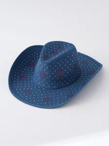 Cappello da cowboy blu con strass scintillanti e motivi a stella rossi in stile Y2K.