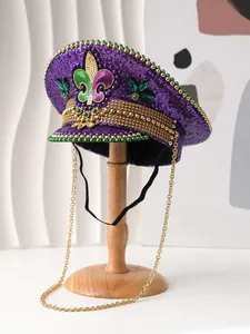 Detailansicht des Mardi Gras Kapitänshuts mit lila Pailletten und Goldketten auf Ständer.