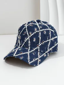 Detalle de gorra de béisbol de mezclilla desgastada con patrones de rejilla de strass