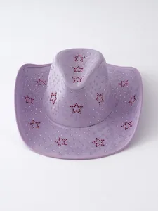 Dettaglio del cappello da cowboy in camoscio viola con stelle di strass rossi stile Y2K.