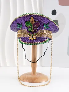 Detailansicht eines verzierten Karnevalshuts mit Pailletten, Fleur-de-Lis und Ketten