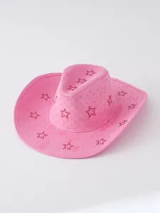 Vista dettagliata del cappello da cowboy in pelle scamosciata rosa con stelle di strass rossi