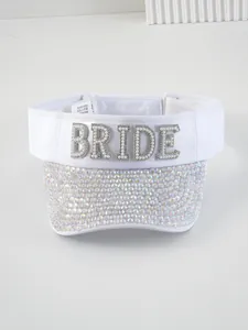 Detail von weißem Sonnenvisier mit Perlen-BRIDE-Schriftzug und Strass-Krempe für Bräute