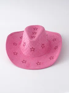 Dettaglio cappello da cowboy rosa in pelle scamosciata Y2K con stelle di strass rossi.