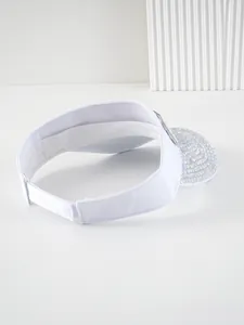 Detailansicht der Rückseite eines weißen Sonnenvisiers mit glitzerndem Strass-Rand