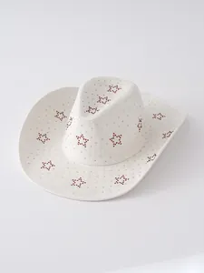 Dettaglio ravvicinato di un cappello da cowboy bianco scamosciato con stelle di strass rossi