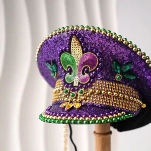 Glamouröser Mardi Gras Pailletten-Kapitänshut mit Fleur-de-lis-Emblem und Goldkette