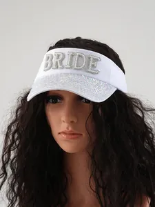 Nahaufnahme des weißen Bride-Visierhuts mit Perlen- und Strassverzierung für Hochzeiten