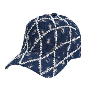 Gorra de béisbol de mezclilla desgastada con cuadrícula de diamantes y rotos.