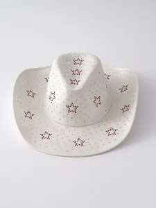 Dettaglio cappello da cowboy in pelle scamosciata bianca con stelle di strass.