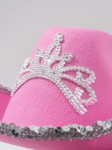 Nahaufnahme der silbernen Strass-Krone auf einem rosa Western-Cowboyhut für Damen