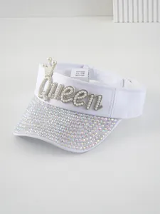 Nahaufnahme der eleganten Queen-Perlen- und Strass-Verzierung auf diesem weißen Visier