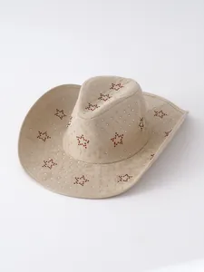 Dettaglio del cappello da cowboy beige in camoscio Y2K con stelle rosse di strass