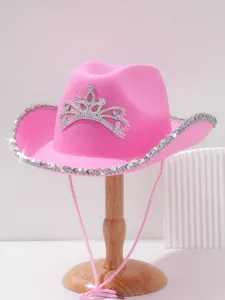 Pinker Cowboyhut mit silbernem Strass-Tiara und Paillettenrand auf einem Holzständer