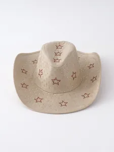 Dettaglio del cappello da cowboy in camoscio beige con stelle di strass rossi