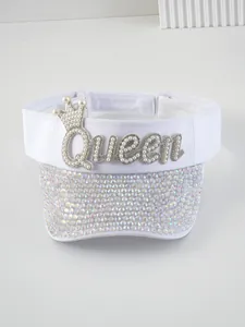 Detailansicht eines weißen Visors mit Queen-Strass und Perlenkronen-Dekoration