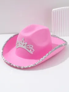 Nahaufnahme eines rosa Cowboyhuts mit silberner Tiara und Pailletten am Randbereich.