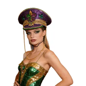 Prunkvoller Mardi Gras Paillettenhut mit Lilien-Emblem und dekorativen Goldketten.