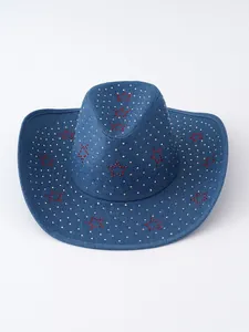 Cappello da cowboy blu Y2K con strass scintillanti e motivi a stelle rosse brillanti