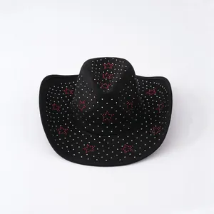 Cappello da cowboy occidentale in pelle scamosciata nera con stelle di strass rossi