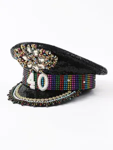 Dettaglio cappello capitano Y2K con strass e numero 40 decorato con perle fini