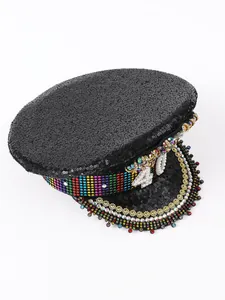 Primo piano di cappello di paillettes nero con numero 30 di perle e arcobaleno