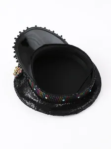 Dettaglio cappello da palcoscenico con paillettes nere, gioielli arcobaleno e visiera