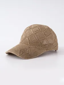 Vista dettagliata di un cappellino da baseball in maglia kaki con motivo a quadri unico