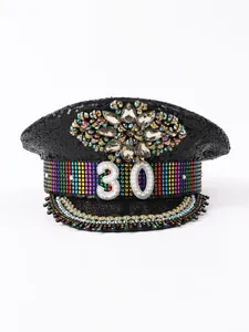 Dettaglio del cappello Y2K con perla 30 e giglio di gemme colorate per compleanno
