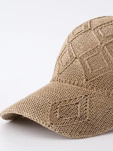 Macro dettagliata del motivo a rombi intrecciati su un cappellino estivo traspirante