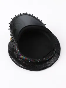 Vista dettagliata di un cappello da scena nero stile Y2K con paillettes arcobaleno e strass