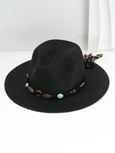 Eleganter schwarzer Strohhut im Cowboy-Stil mit Bernstein- und grünen Steinperlen für den Strand.