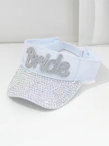 Dettaglio di visiera bianca con scritta Bride in strass e tesa di cristalli brillanti.