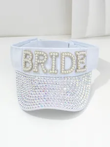 Dettaglio delle lettere di perle 'BRIDE' e strass iridescenti sulla visiera parasole.
