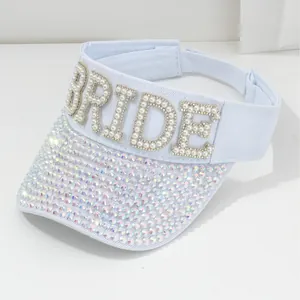 Elegante visiera da sposa bianca con scritta BRIDE in perle e tesa in strass iridescenti