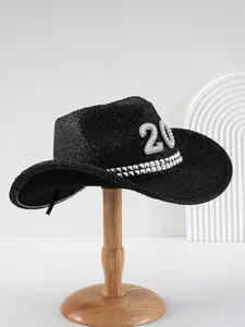 Detail des schwarzen Y2K-Cowboyhuts mit Glitzer, Perle 20 und silbernen Nieten.