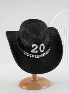 Detailaufnahme eines schwarzen Y2K-Cowboyhuts mit Glitzer und Perlen-Zahl 20 Verzierung.